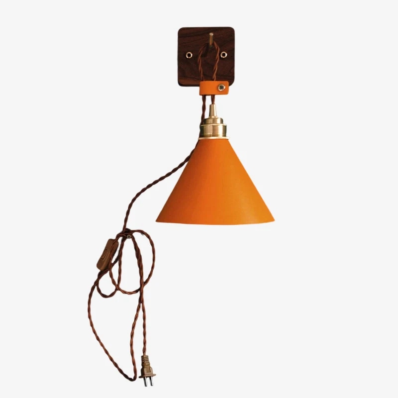 Bärnstensfärgad plugin med träväggssockel