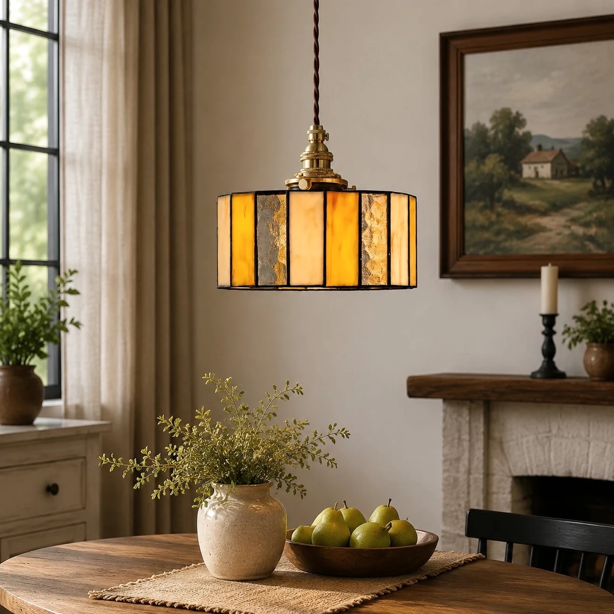 Bärnstensfärgad pendellampa i målat glas ovanför en varm matplats