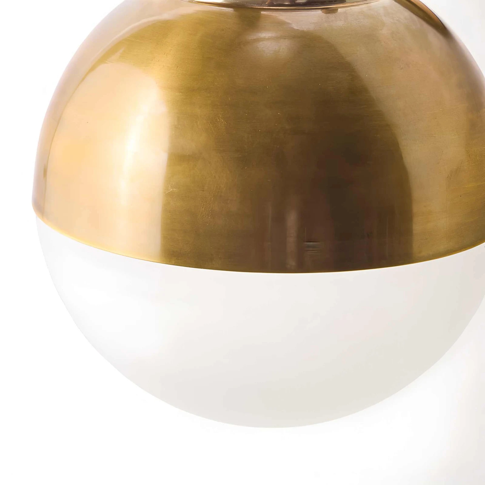 Gros plan sur l'abat-jour en laiton vintage et le diffuseur à globe souple