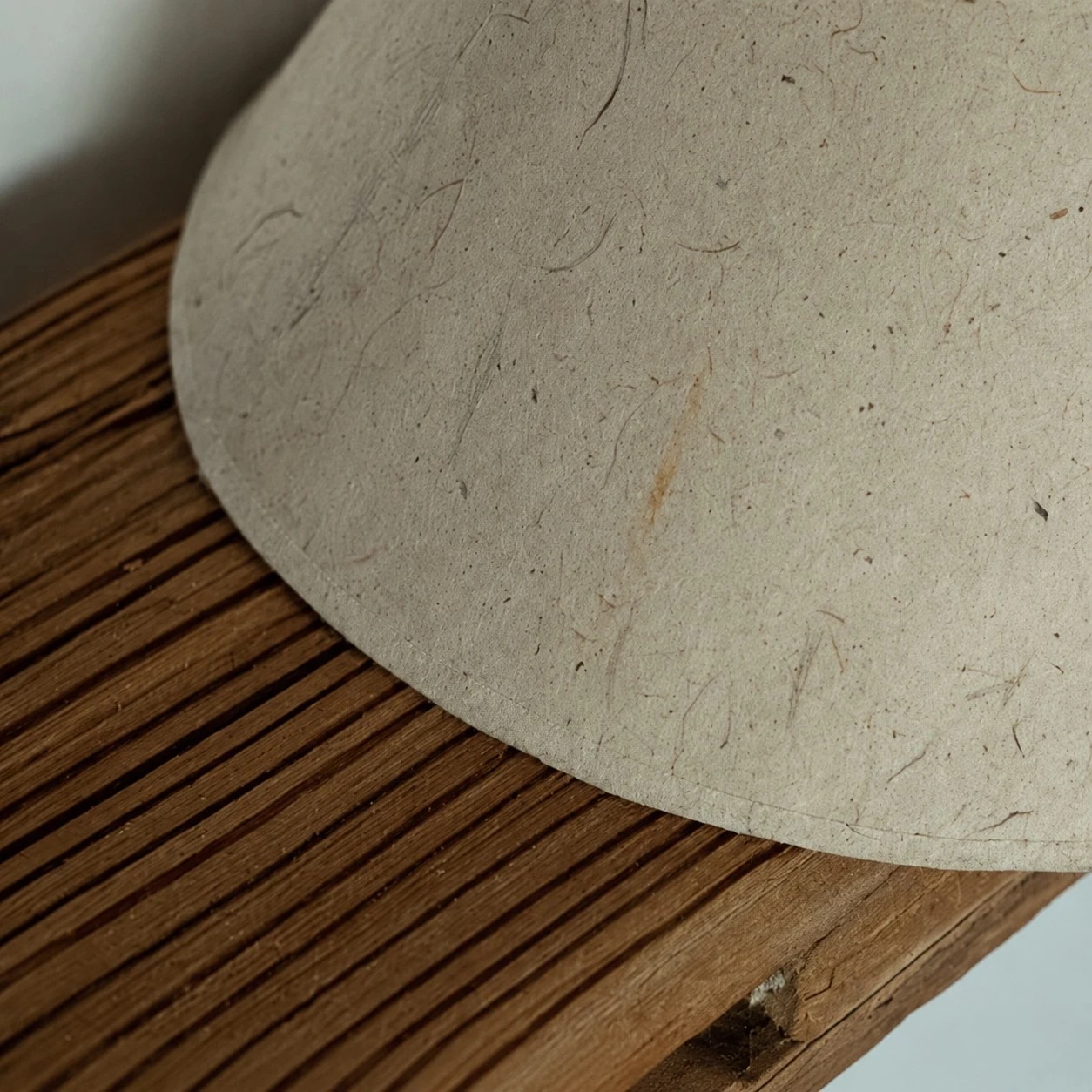 Detailweergave van de textuur van een natuurlijke, handgemaakte papieren lampenkap.