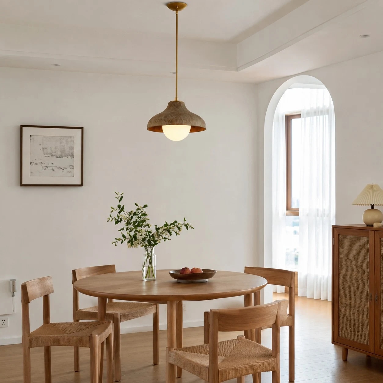 Suspension naturelle au-dessus d'une table à manger ronde