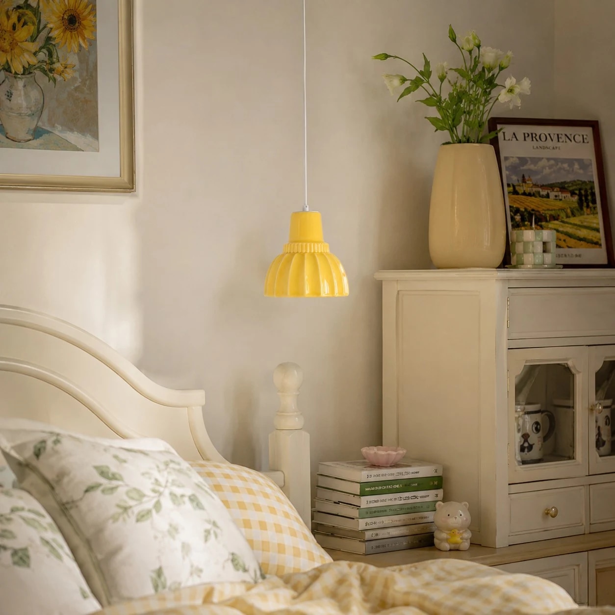 Lámpara colgante de cerámica en un ambiente acogedor de dormitorio.
