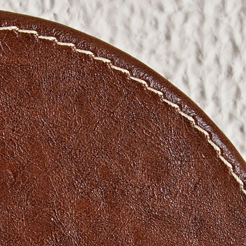 Brązowa faktura skóry i przeszycia na krawędziach