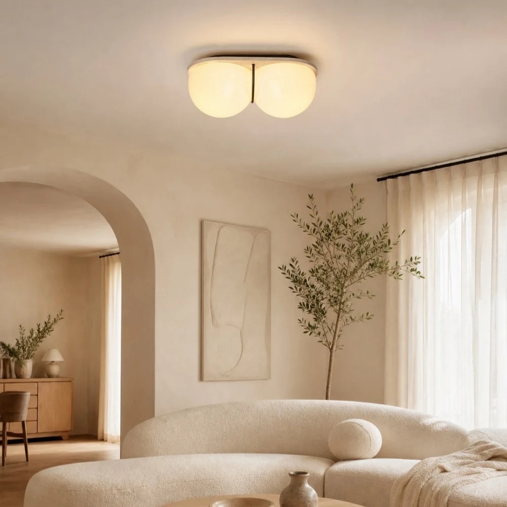 Luminária de teto com dois globos instalada em um interior aconchegante.