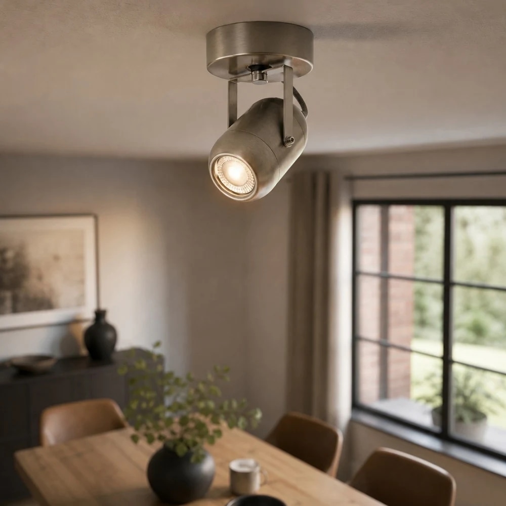 Verstellbare LED-Wandleuchte in Sand-Nickel-Optik als Akzentbeleuchtung im Essbereich