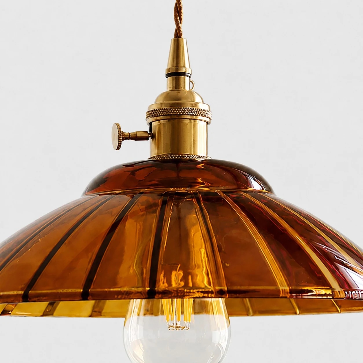Ribbad bärnstensfärgad glasskärmdetalj