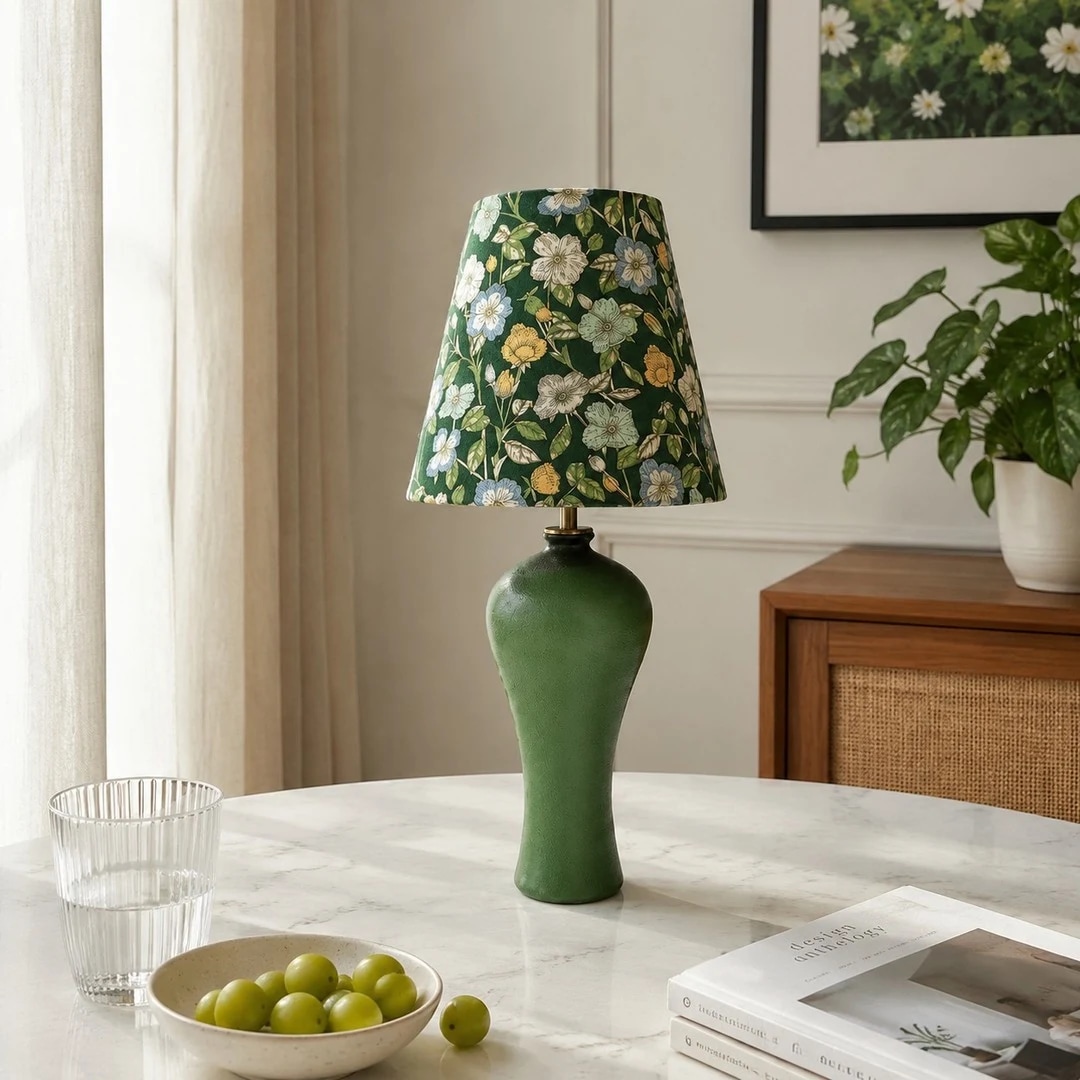 Lampe de table en céramique à motif floral vert dans une salle à manger ou une console
