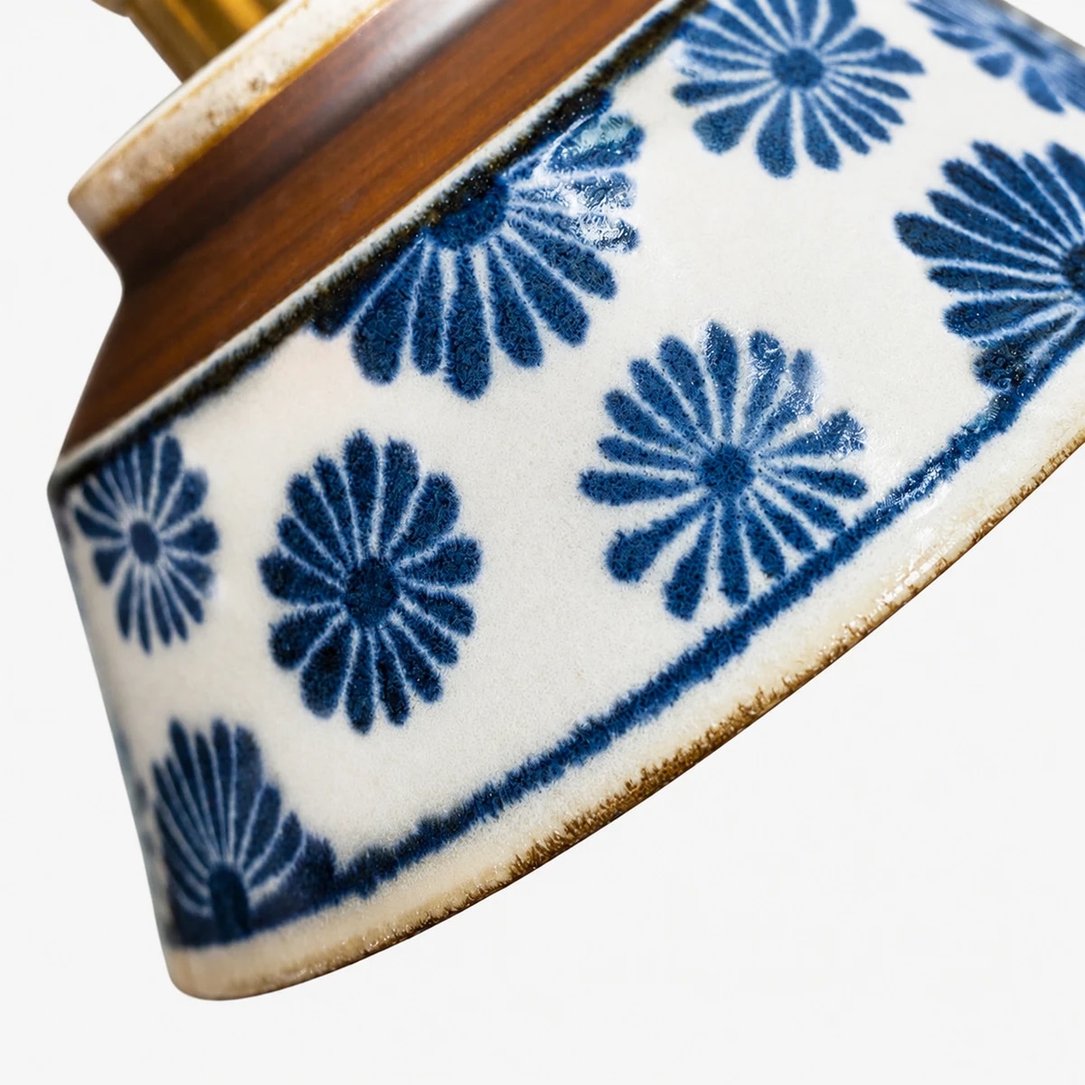 Dettaglio in smalto ceramico blu con motivo floreale