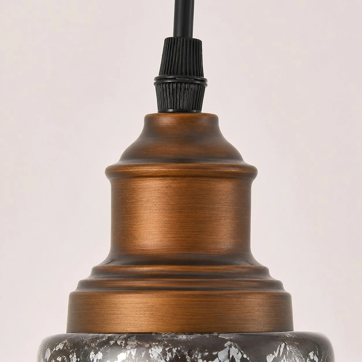 Detailansicht der Kappe und des Kabelhalters aus gebürstetem Bronzemetall.
