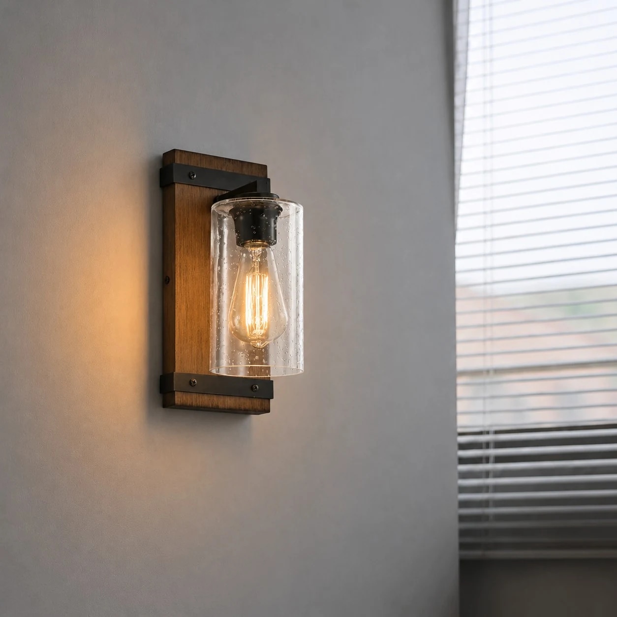Industriell vägglampa i vintageglas med träfärgad bakplatta och skärm i klart glas