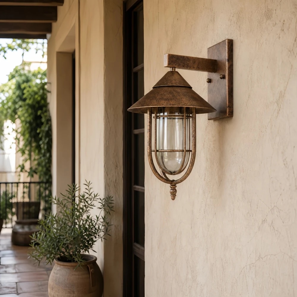 Luminária de parede com acabamento em ferrugem em uma parede de pátio coberto.