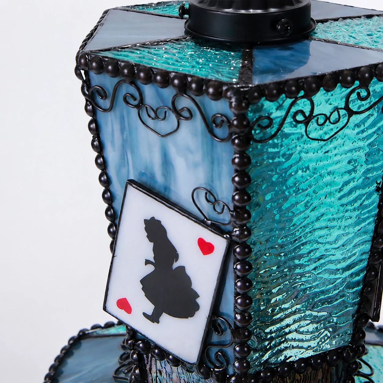 Gros plan sur une nuance bleu turquoise montrant les perles et les volutes.