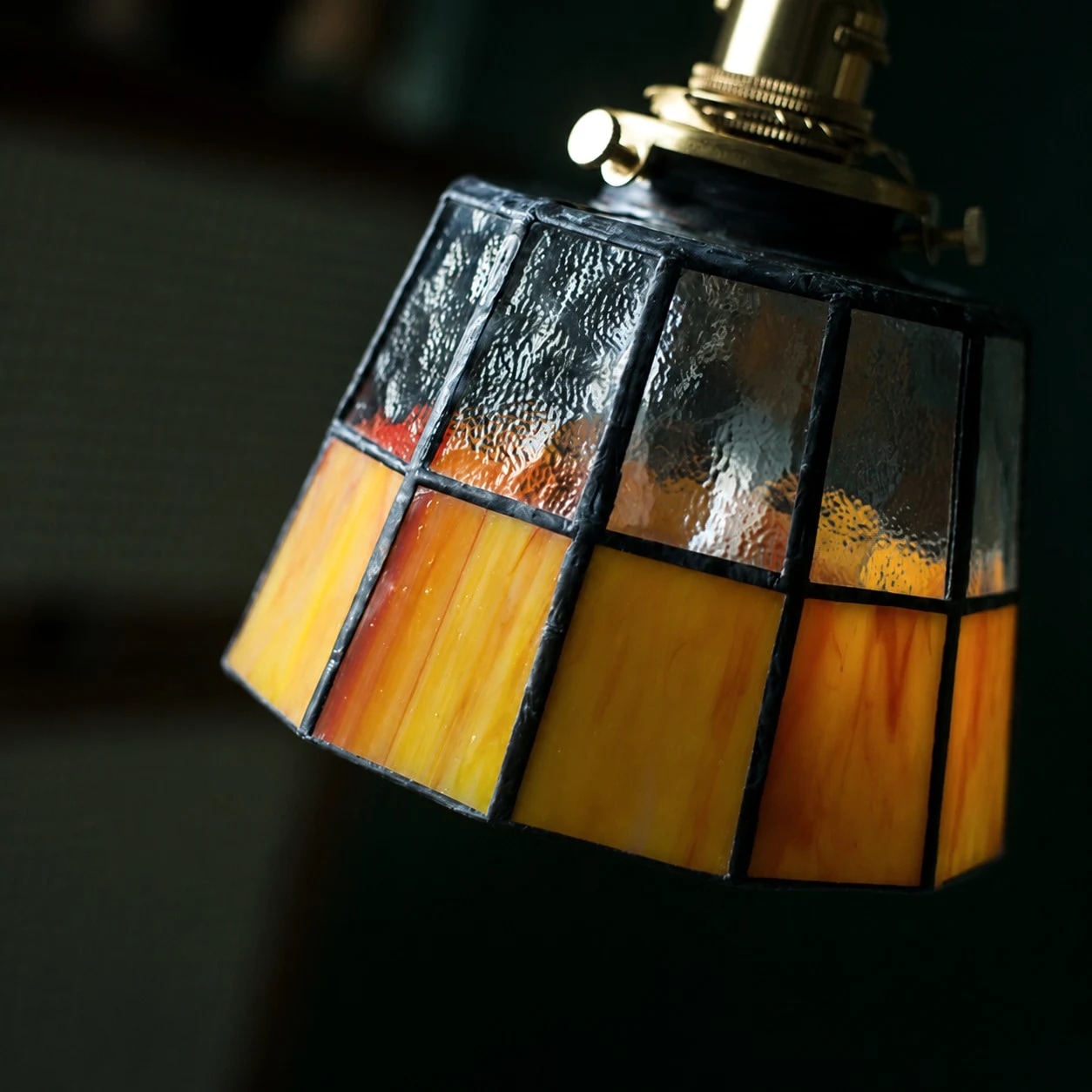 Vinklad vy av pendelskärm i målat glas