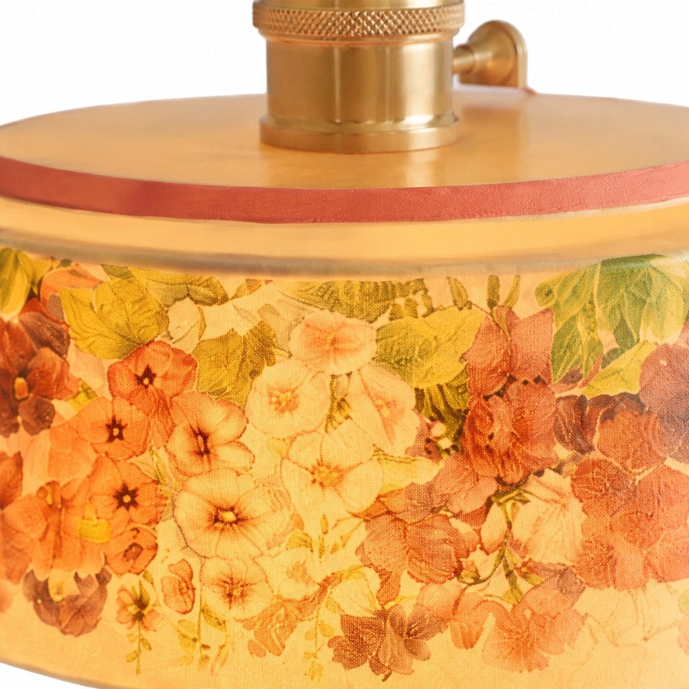 Gros plan sur l'abat-jour suspendu vintage en céramique à motif floral.