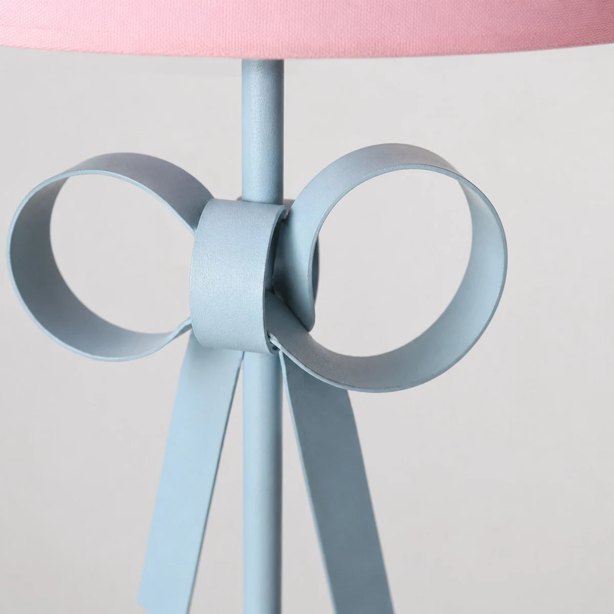 nœud décoratif sous l'abat-jour en tissu