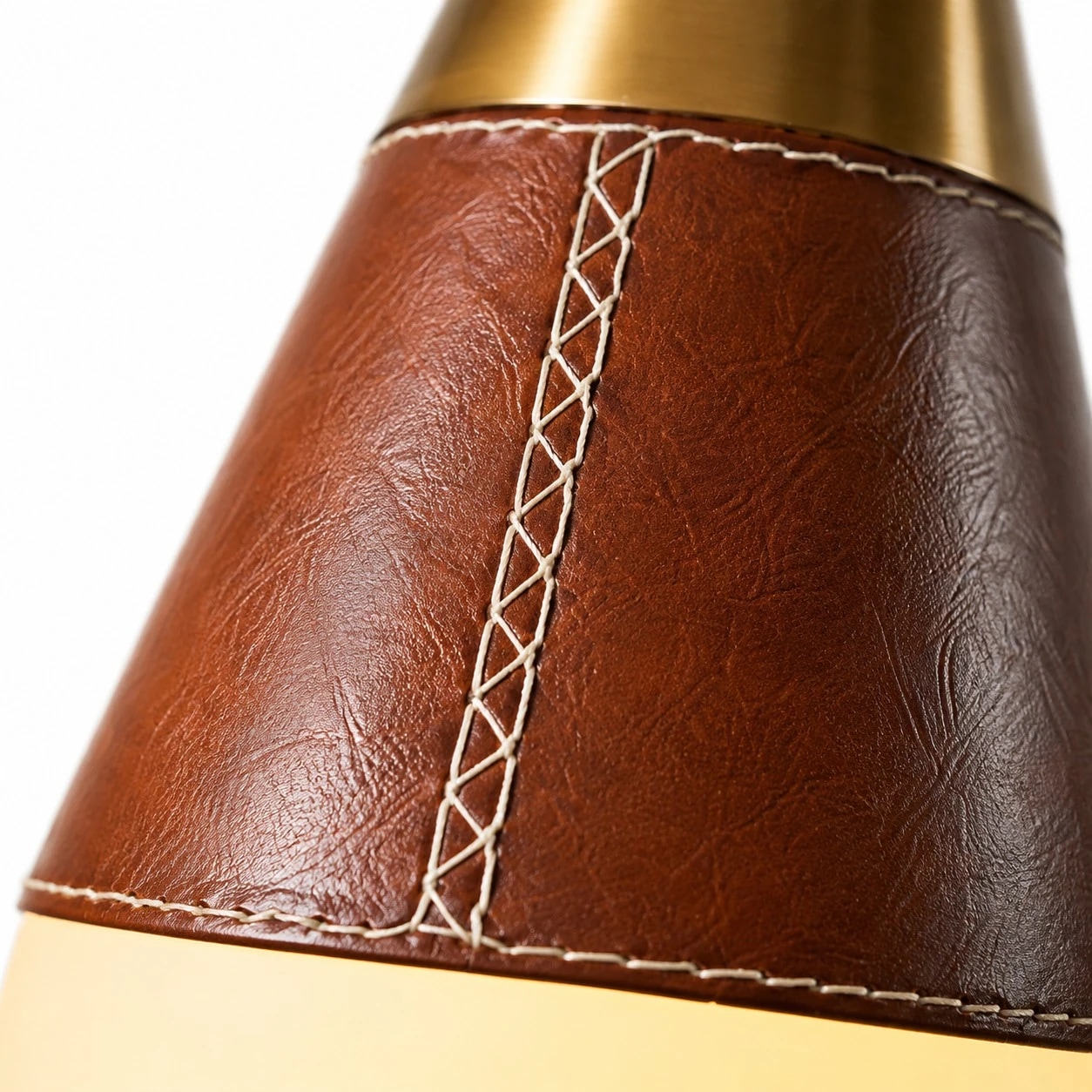 Revêtement en cuir marron avec coutures apparentes sur la suspension en forme de larme