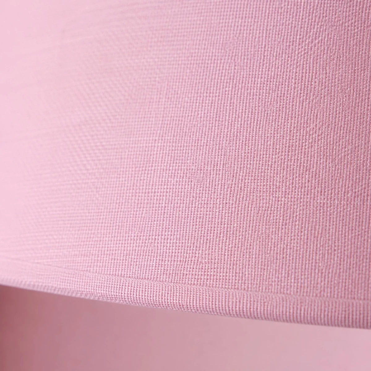 Gros plan sur le tissage d'un tissu rose