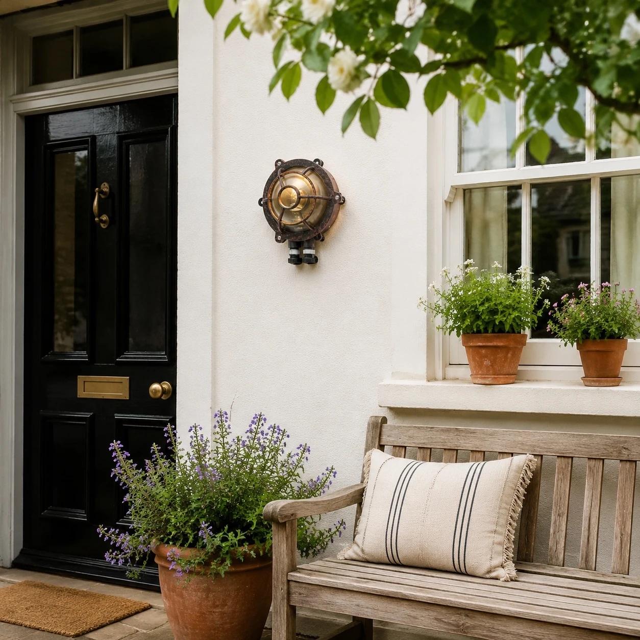 Patnox outdoor wall light scene 1