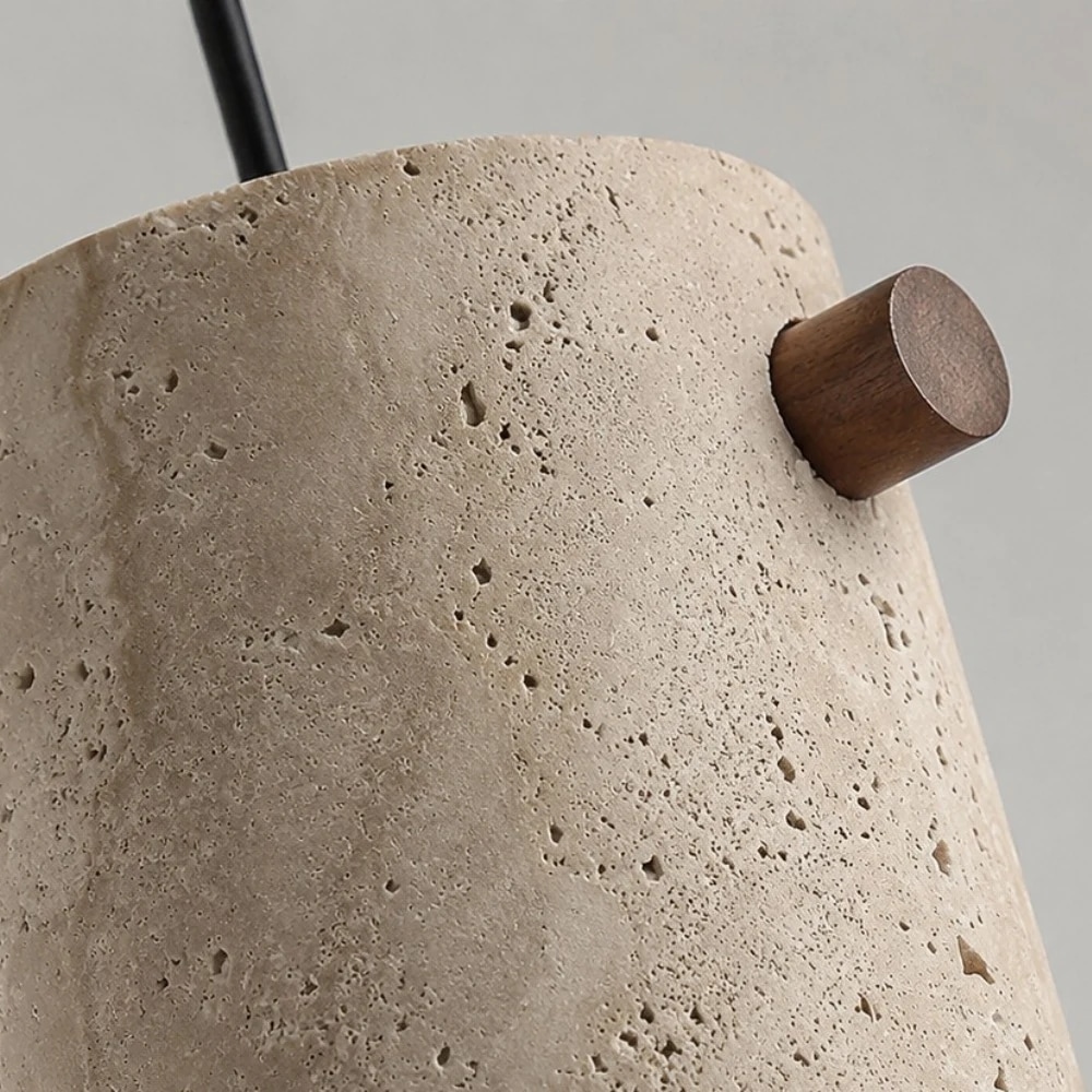 Detalhe da luminária pendente cilíndrica em travertino Wabi-Sabi