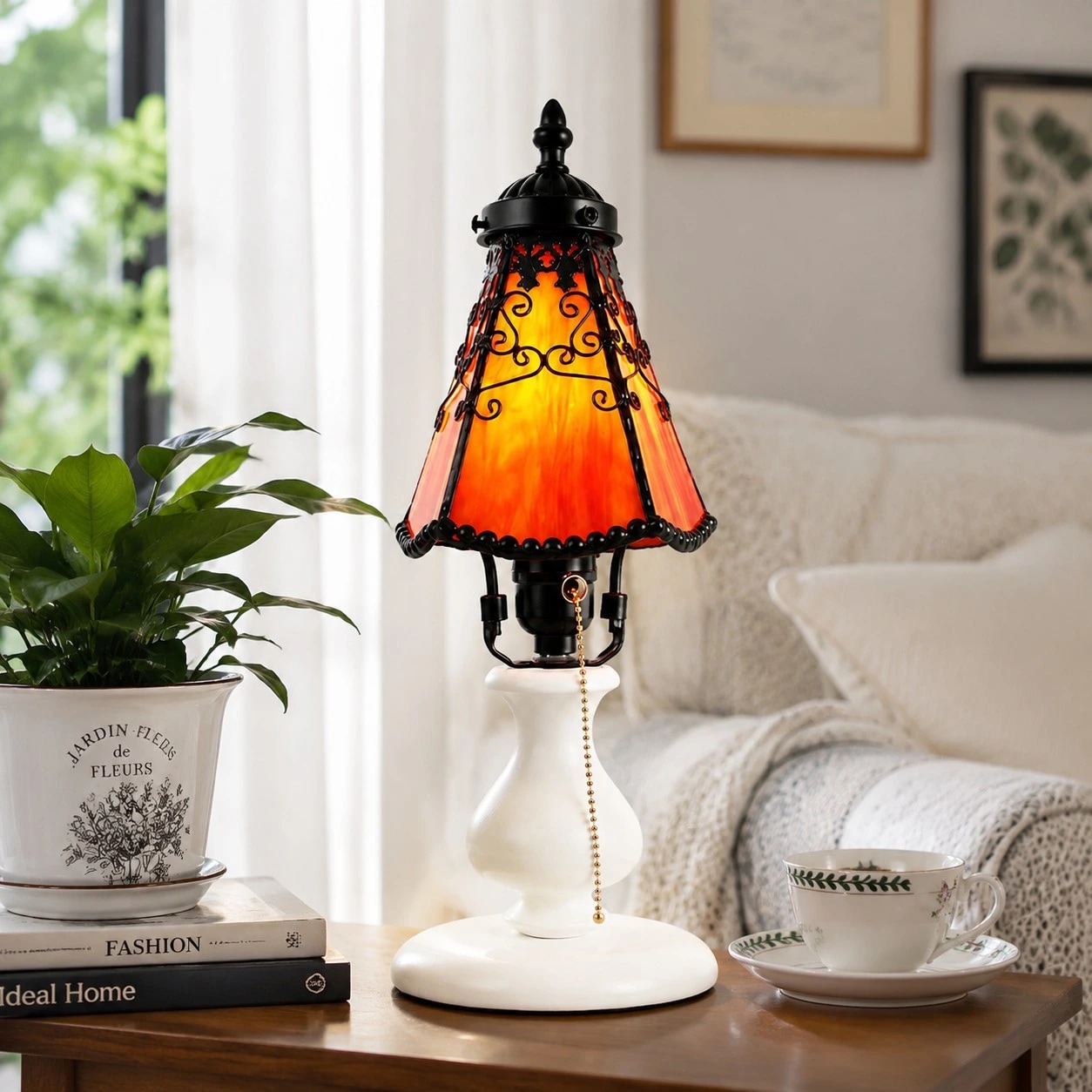 Bernsteinfarbene Tischlampe in einem gemütlichen Wohnzimmer