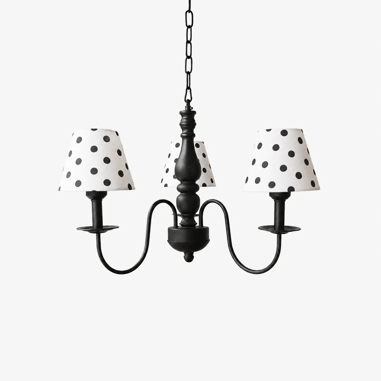 Lámpara de araña de tres luces con brazos negros curvos