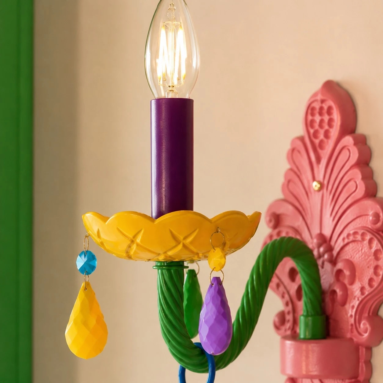 Detailweergave van de kaarsenhouder en het bloempotje