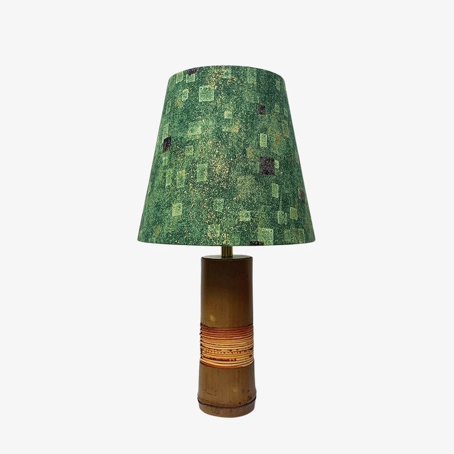 Lampa stołowa z bambusowym kloszem w kolorze zielonym mchu