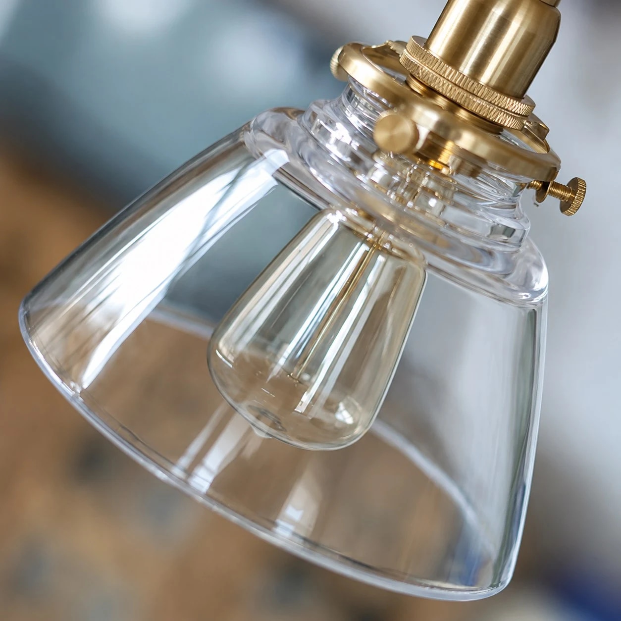 Klar glasskärm och lamphållare i mässing
