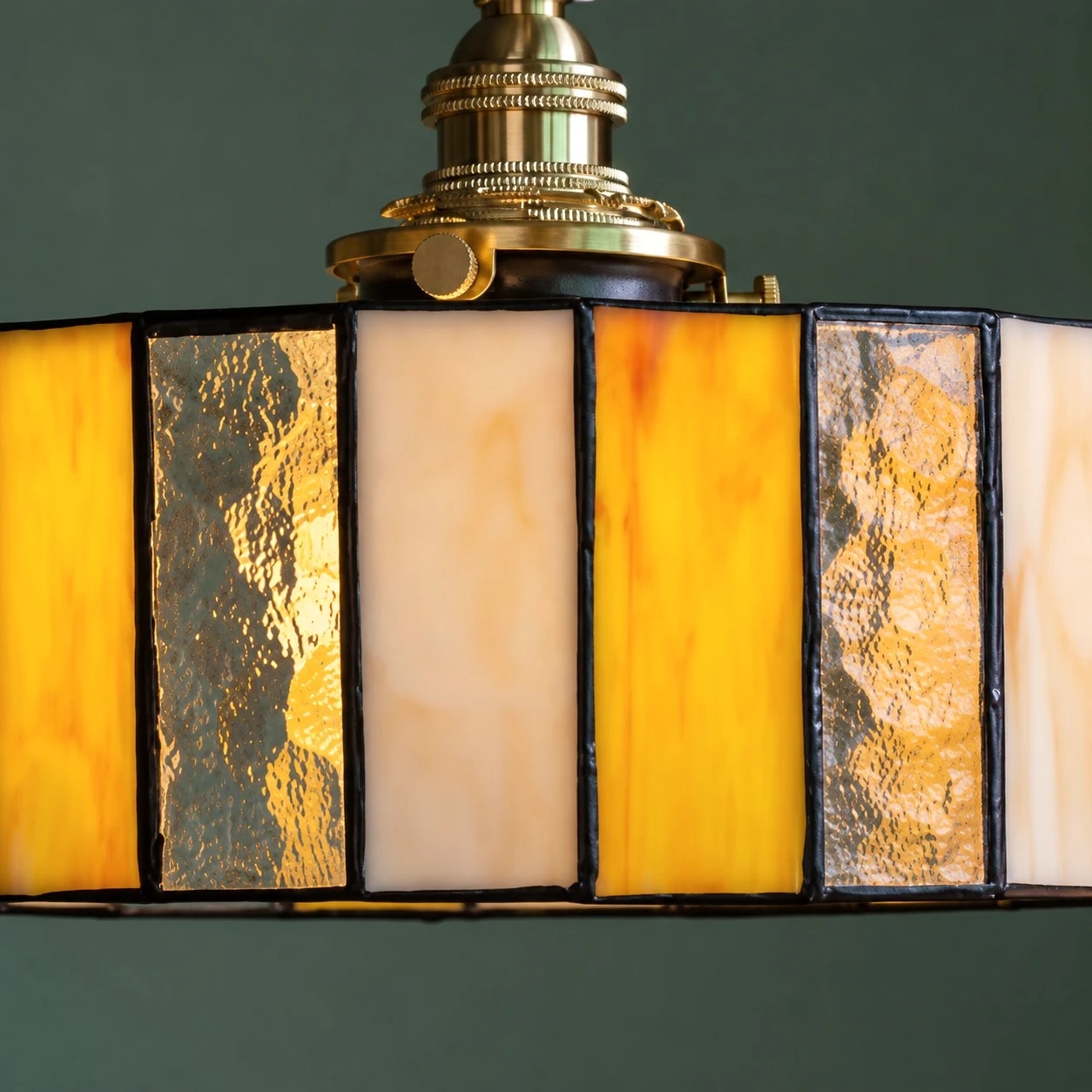 Närbild av bärnstensfärgade och texturerade glaspaneler
