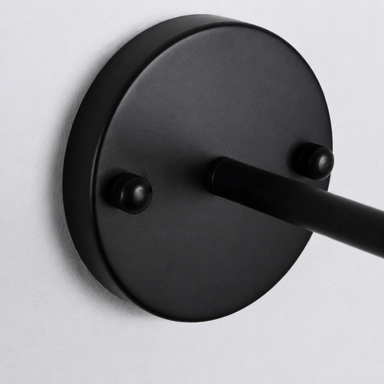 Rundes schwarzes Baldachin, an der Wand befestigt