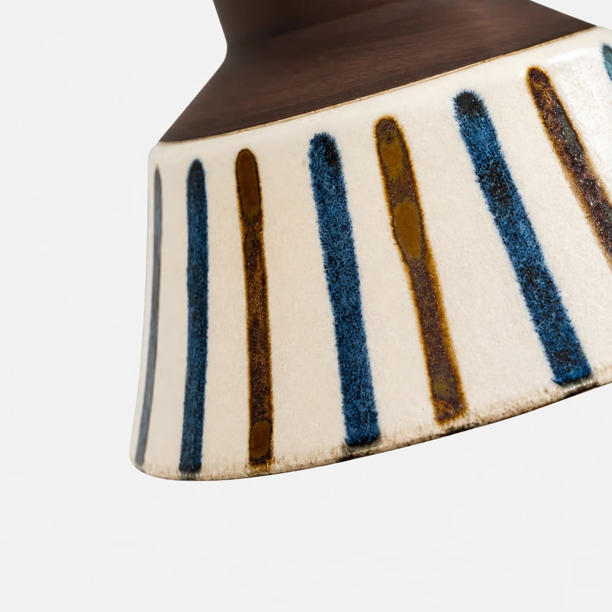 Vista ravvicinata di una smaltatura ceramica a righe dipinta a mano.