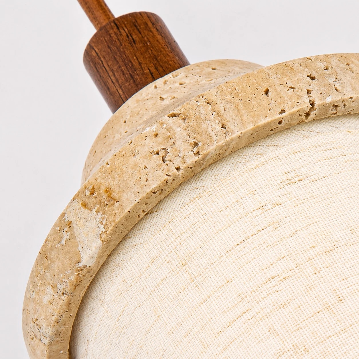 Detalhe da borda de pedra semelhante ao travertino e da textura irregular.