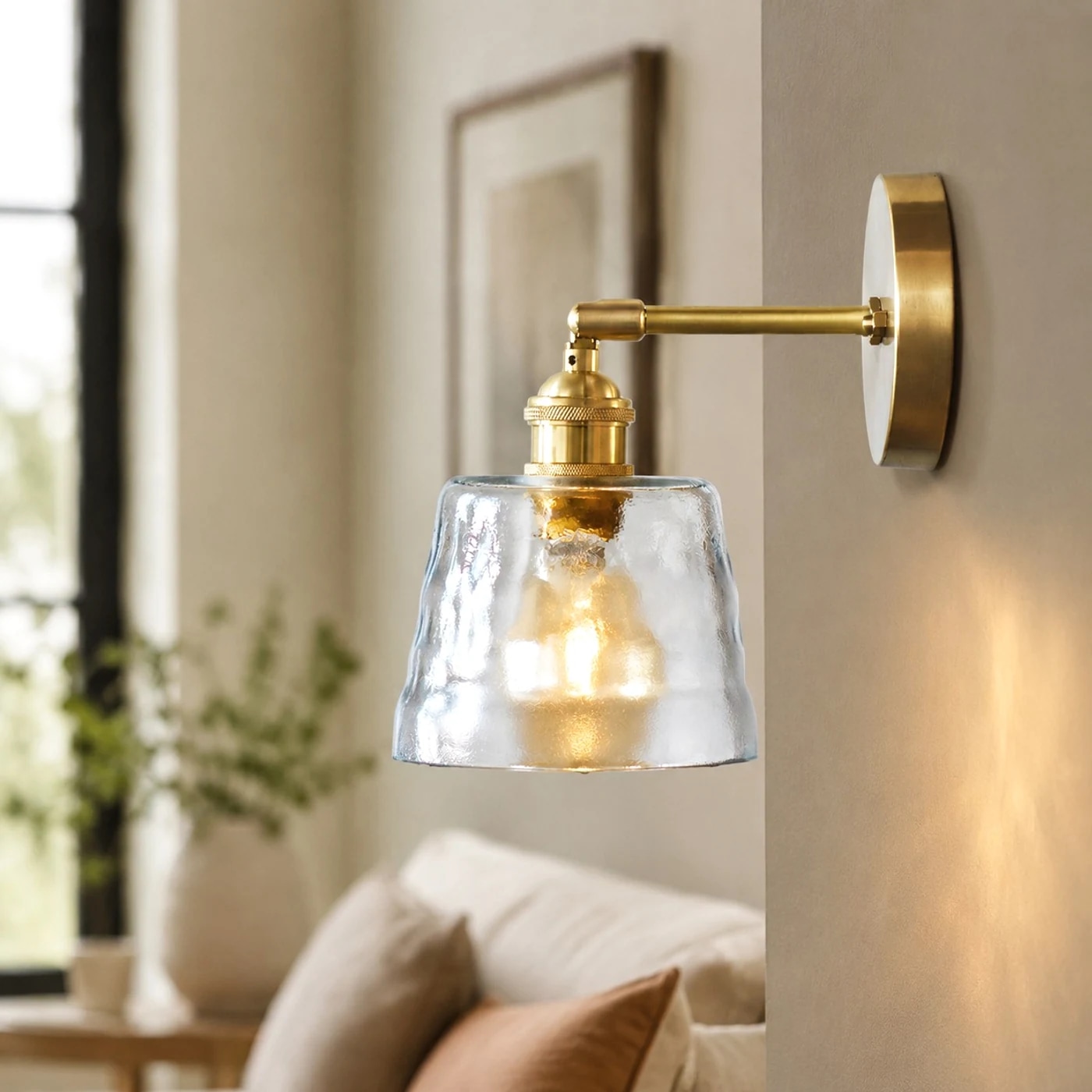 installerad vägglampa i mässingsglas