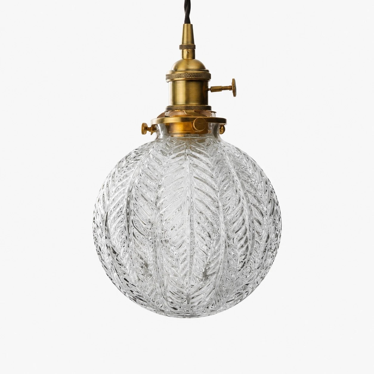 Pendellampa i mässing, stil B, med ribbad rund skärm i klart glas