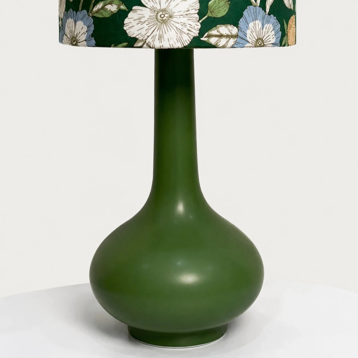 Vintage Tischlampe aus floralem Stoff