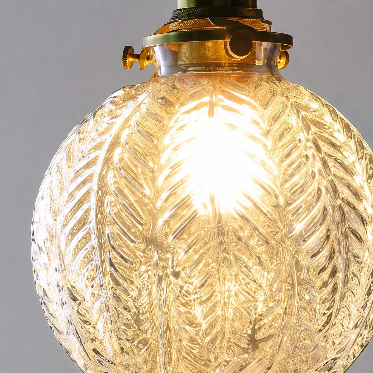 ribbad, klart glasskärm med varmt glödsken