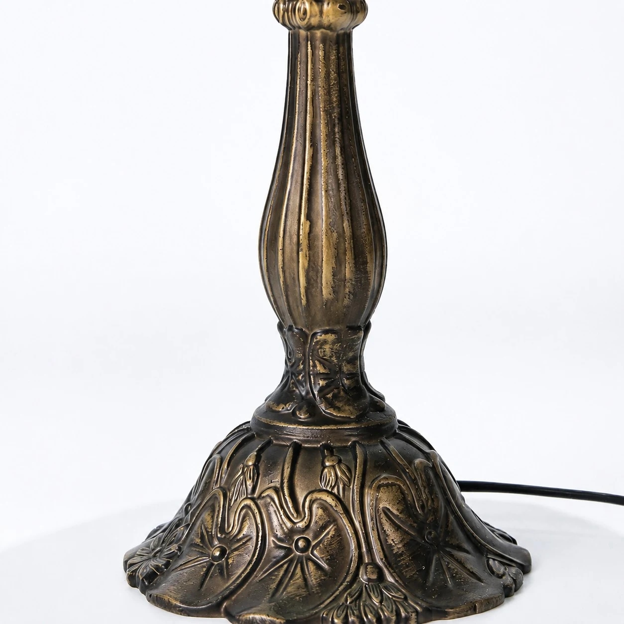 Gros plan sur le pied d'une lampe de table de style antique