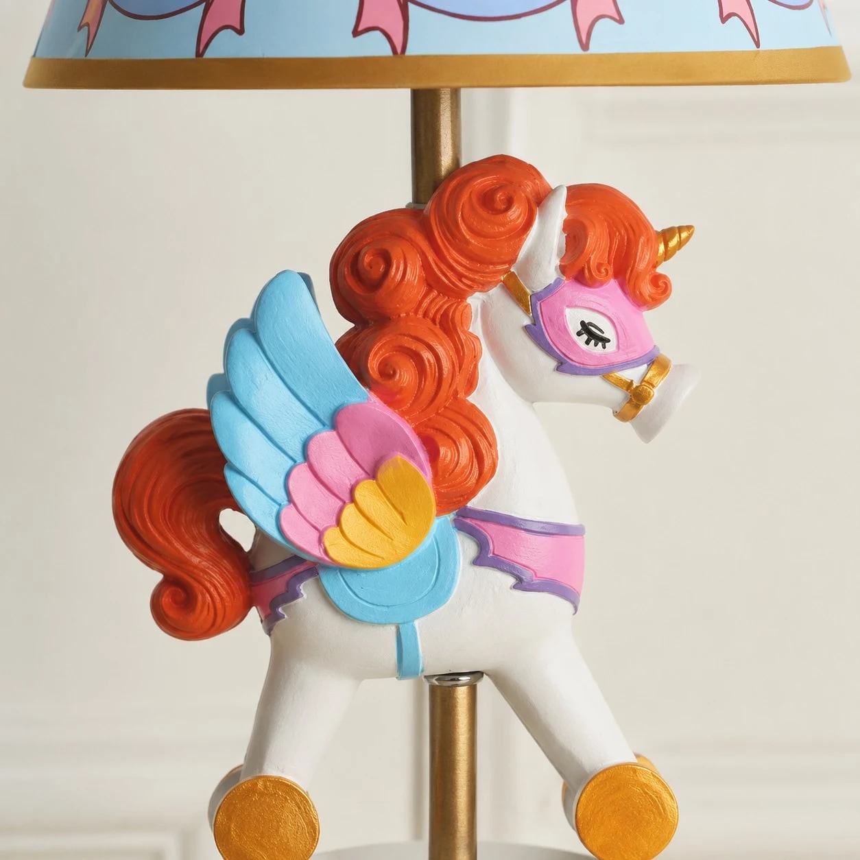 Gros plan sur un détail d'ornement coloré en forme de licorne pour carrousel