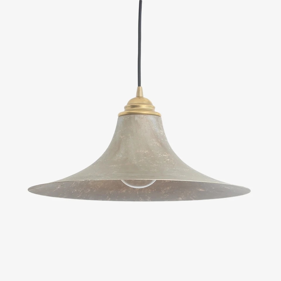 Lampa wisząca z wykończeniem w kolorze postarzanego mosiądzu
