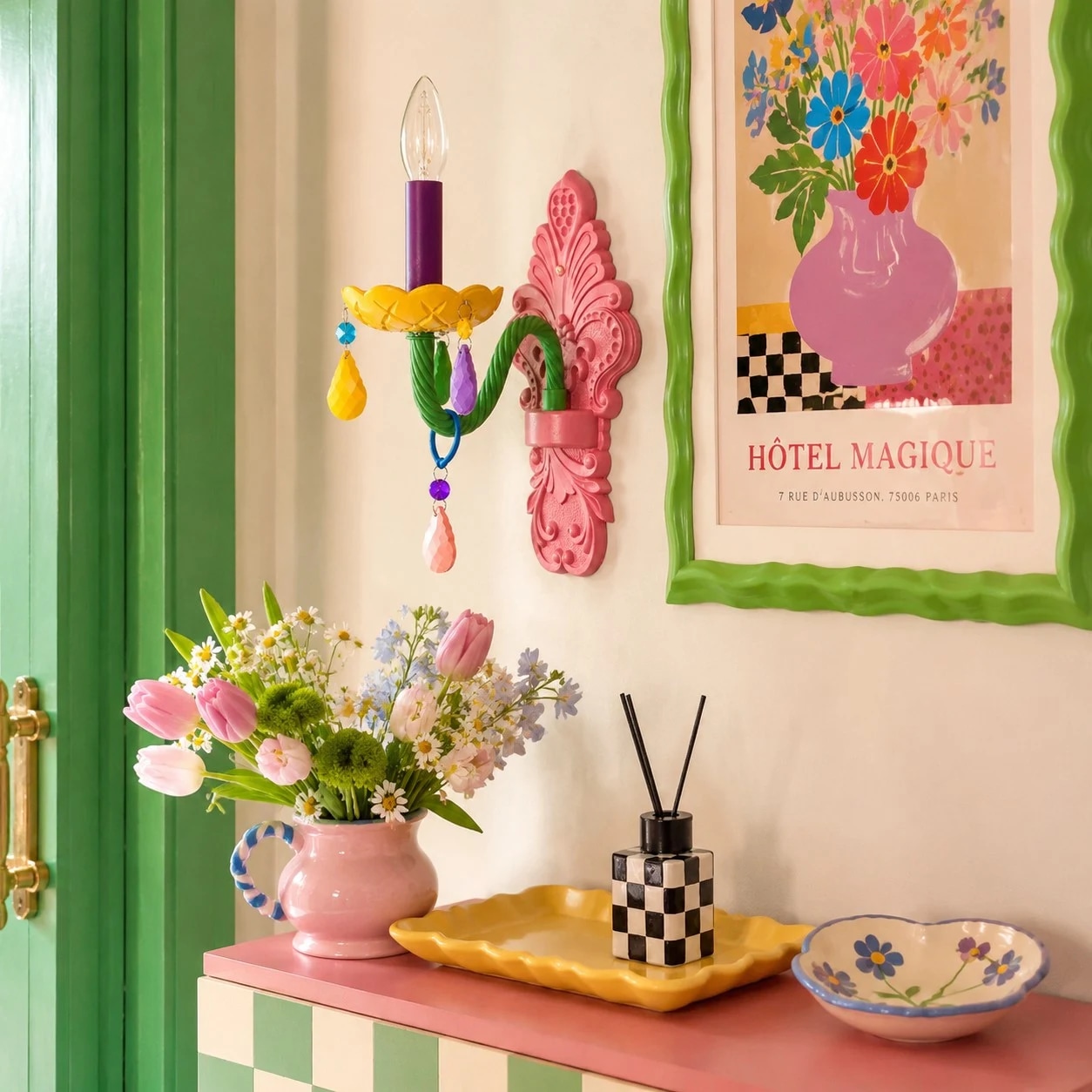 kleurrijke wandlamp met één kop, geplaatst boven een console.