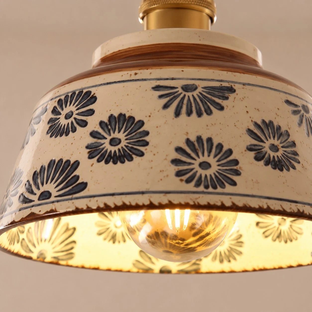 Détail d'applique murale vintage en céramique bleue à motif floral
