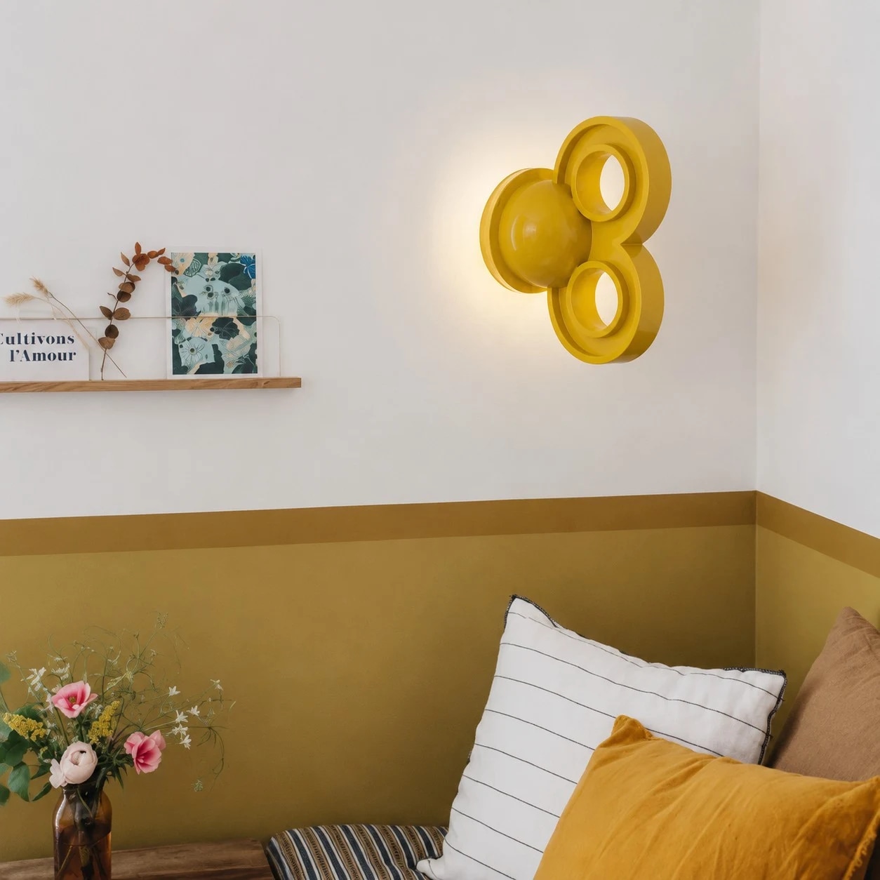 Żółta lampa ścienna w miękkiej sofie i narożniku nocnym