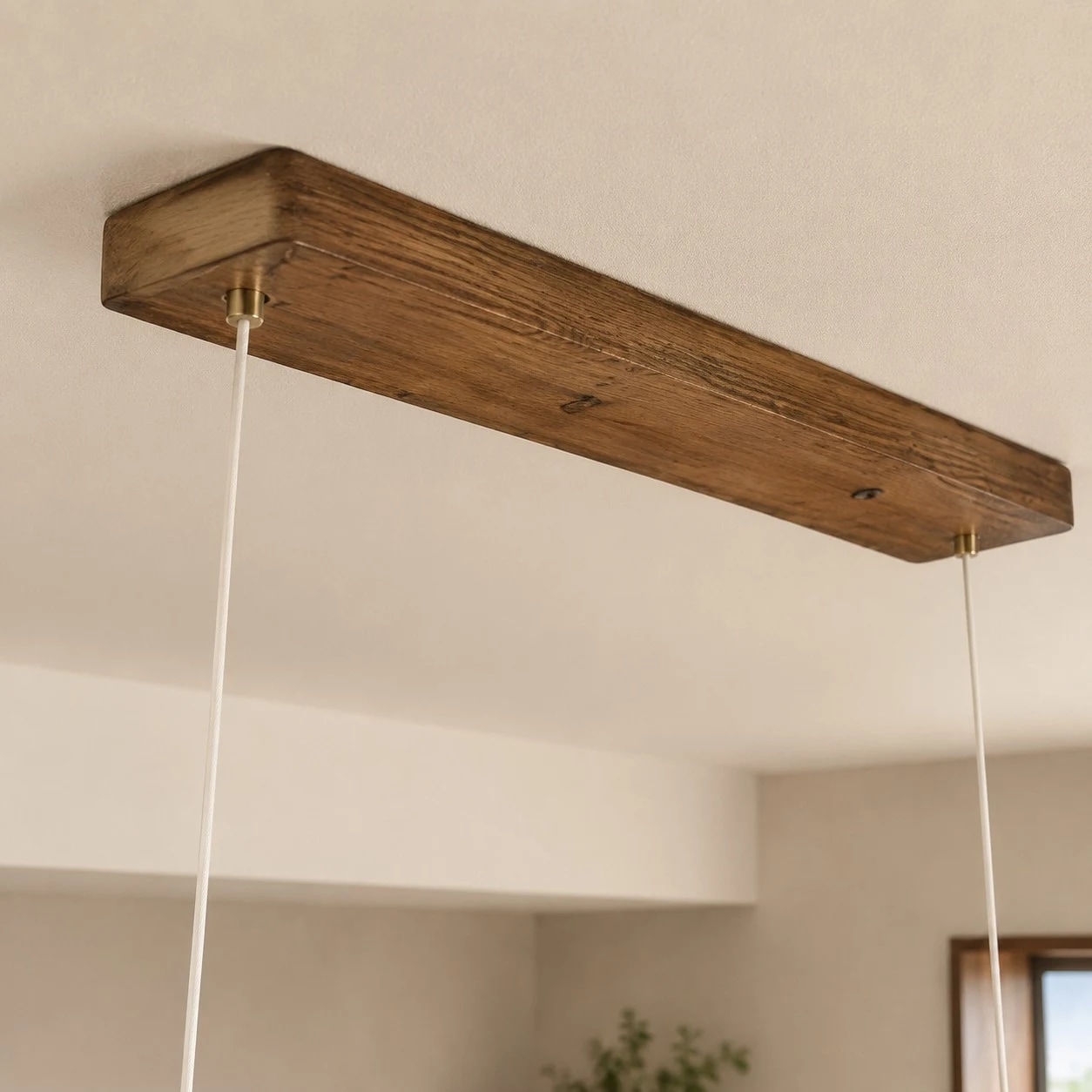 Détails du plafond en bois et du fil suspendu