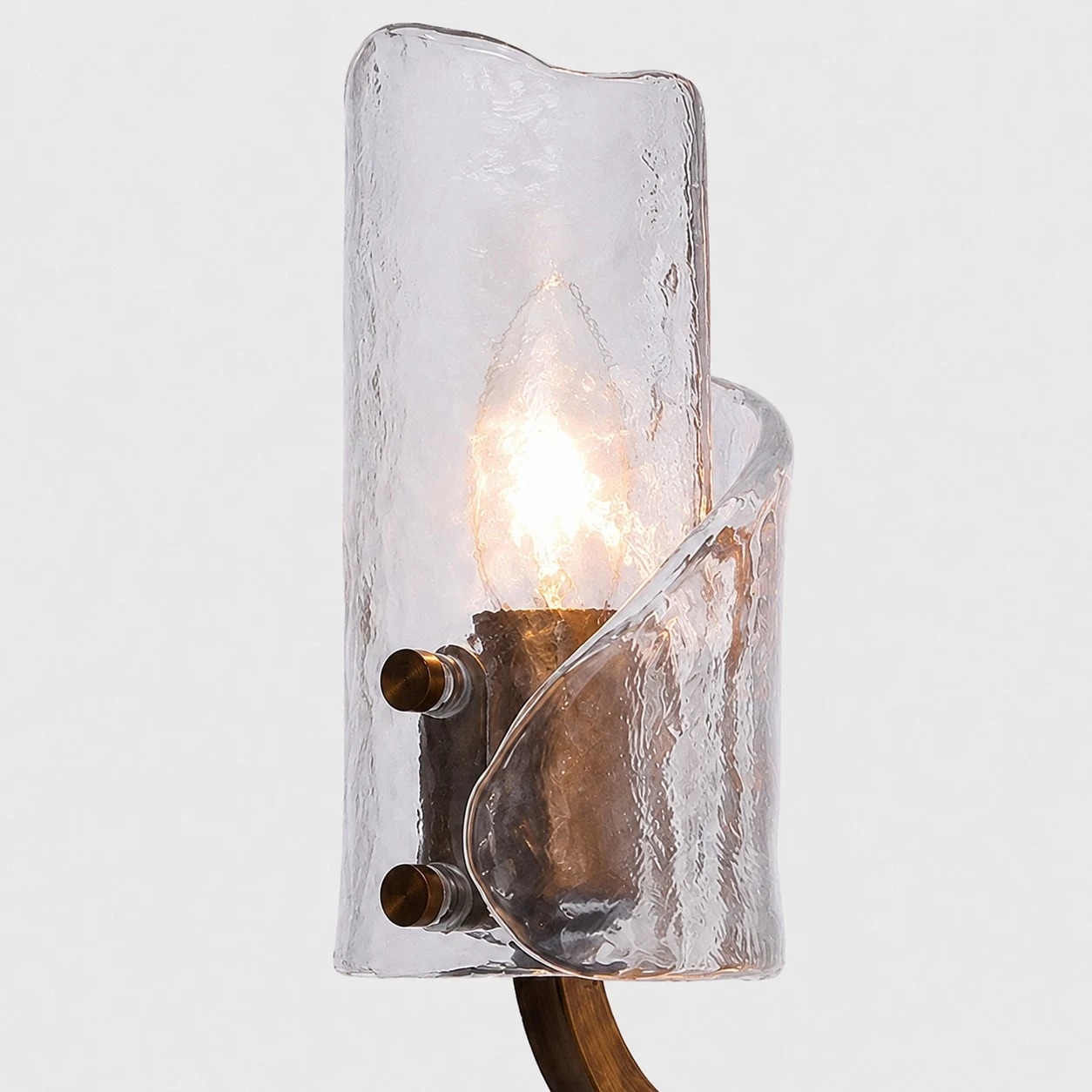 Mässingskropp, runt stöd och texturerad glasskärm.