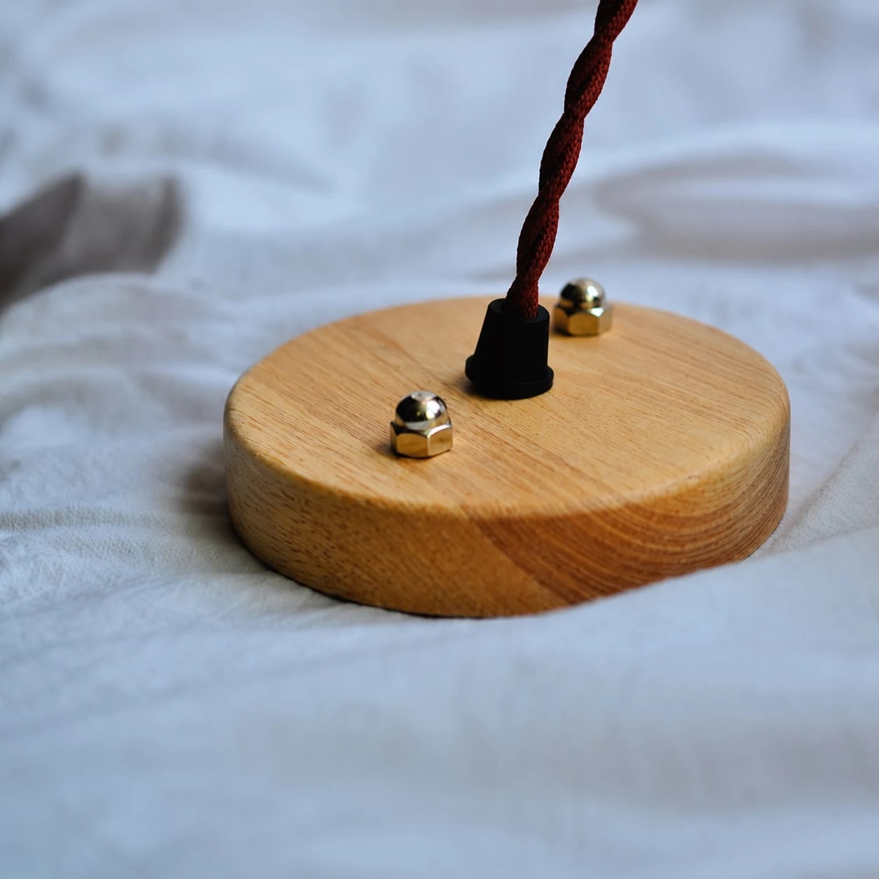 Houten baldakijn en detail van gedraaid koord