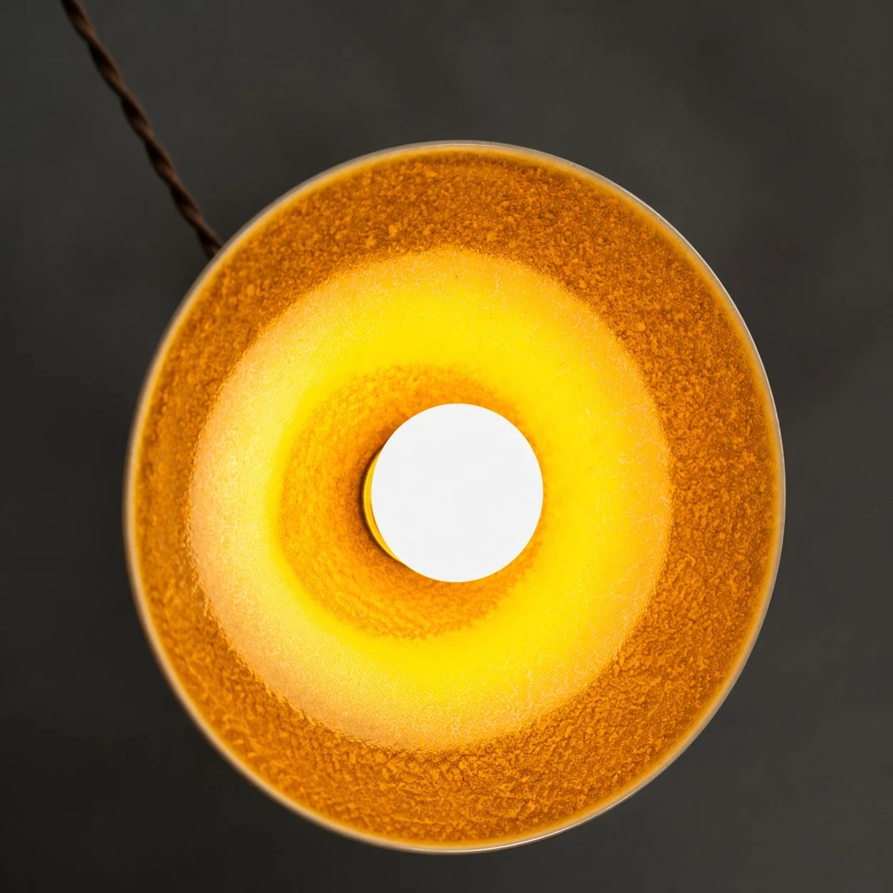 détail de la face inférieure en glaçure céramique jaune