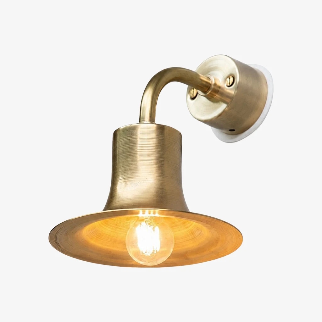 Vägglampa i matt guldfärgad mässing