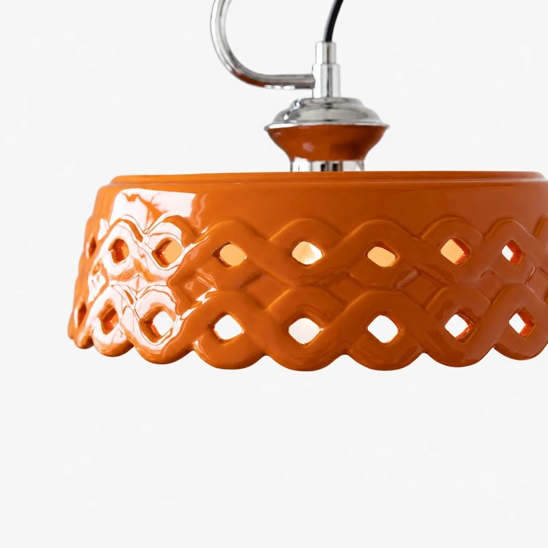 Abat-jour en métal orange brillant et céramique à motif ondulé ajouré