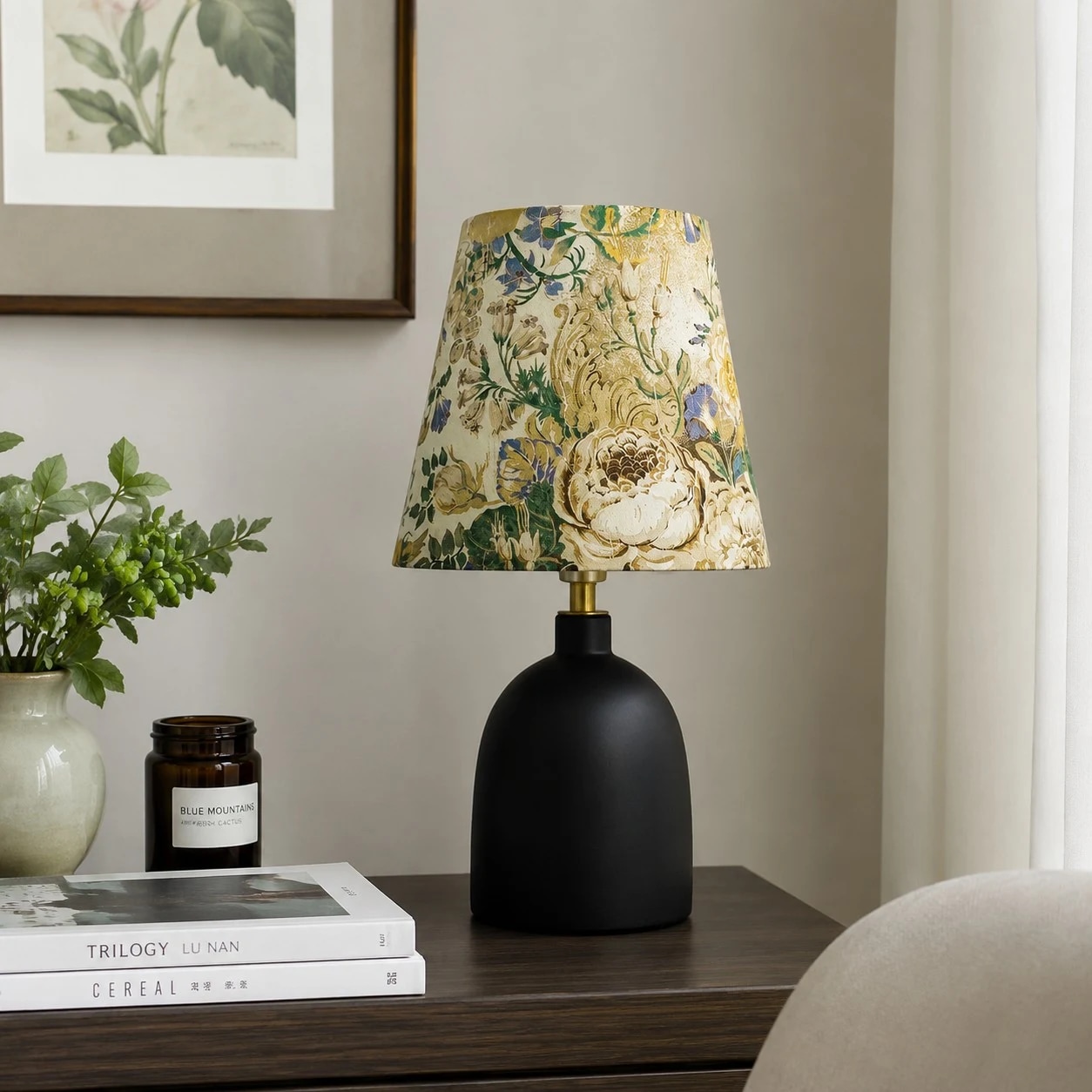 Lampe de table à motif floral posée sur une table de chevet