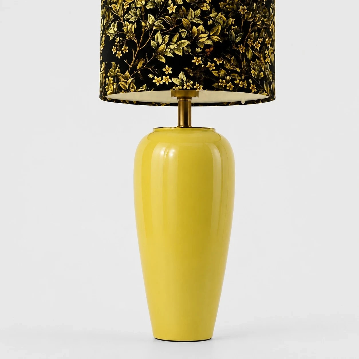 Proportion de base en céramique jaune brillante et d'abat-jour floral